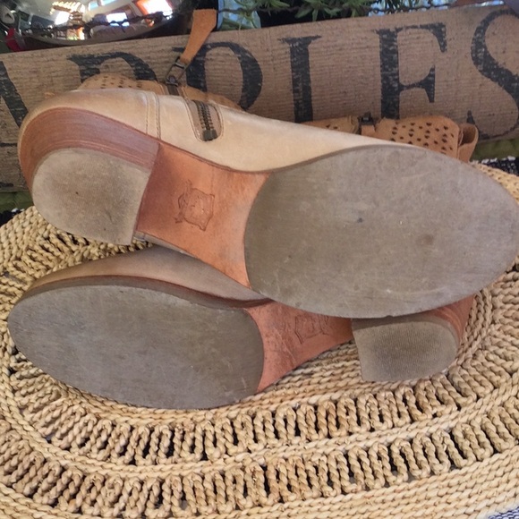 Trask woman’s size 8.5 tan boots - Picture 6 of 12